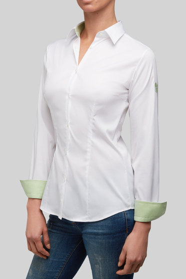 Camisa blanca con botones y cuello clásico