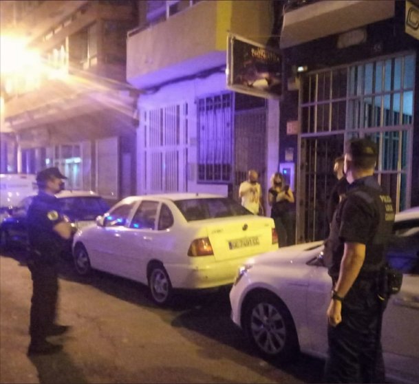 Agentes de la Policía Local de Las Palmas de Gran Canaria intervienen en un local de La Isleta