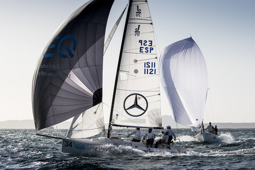 El “Mercedes-Benz Sailing Team” y “Ono/Eurofrits/Aviko” navegando en empopada en modo alto
