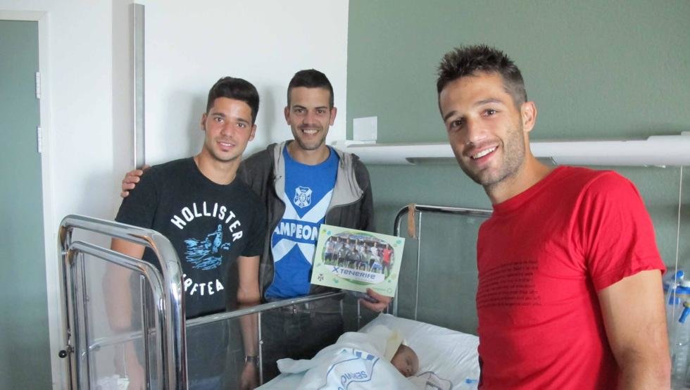 Jugadores del Tenerife visitan a niños hospitalizados en el Hospital Universitario Nuestra Señora de Candelaria