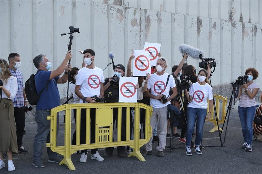 Reporteros protestando en el muelle de Arguineguín