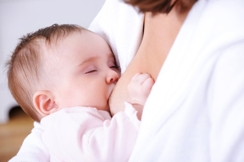 ¿Dormir a los bebés al pecho les causa despertares?