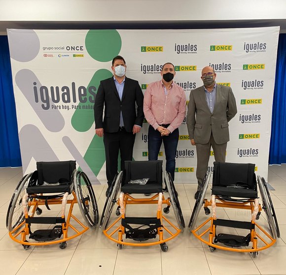 Fundación ONCE dona 3 sillas de ruedas a la Escuela BSR Econy Gran Canaria Accesible La Caixa