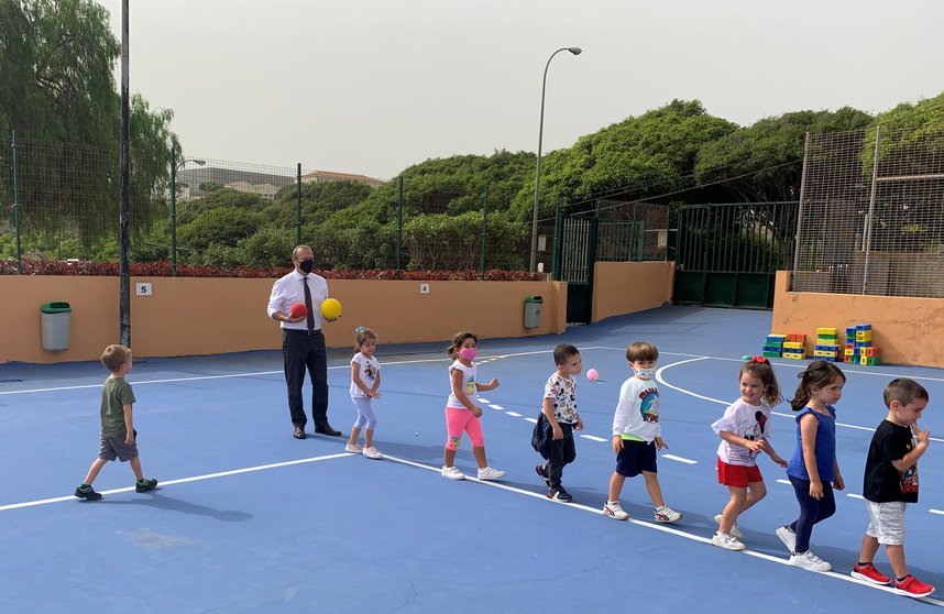 El alcalde participa en una gincana con niños y niñas de Infantil en el CEIP Siete Palmas