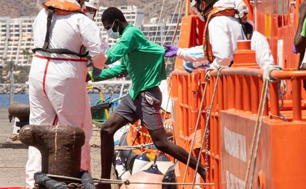 Salvamento Marítimo desembarca a 45 migrantes subsaharianos en Arguineguín