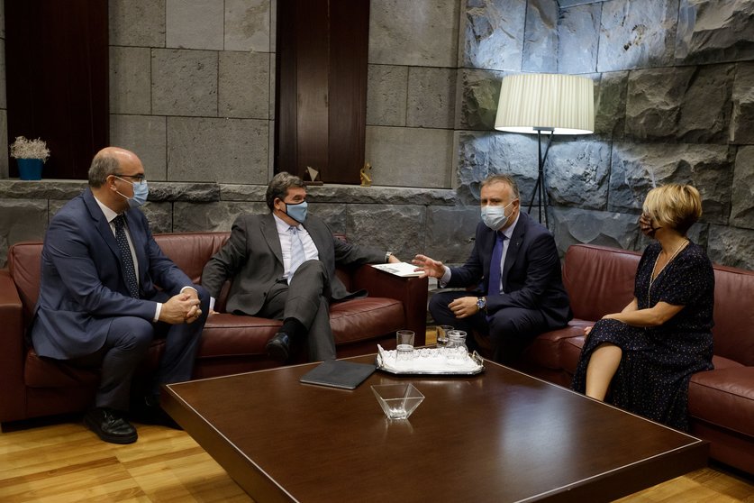 El presidente del Gobierno de Canarias, Ángel Víctor Torres, recibe al ministro de Seguridad Social, José Luis Escrivá