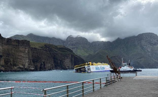 El ferry de Fred Olsen continúa encallado en la costa de Agaete