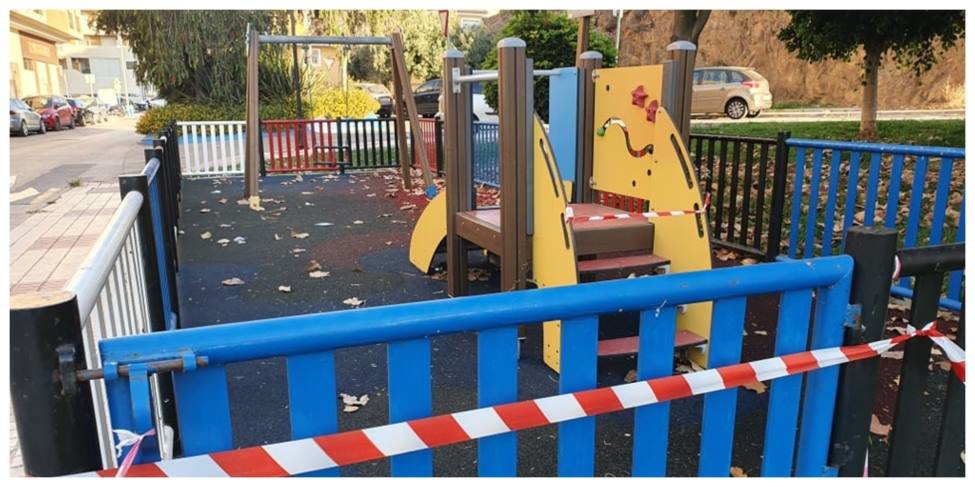 Parque infantil cerrado (imagen de archivo)