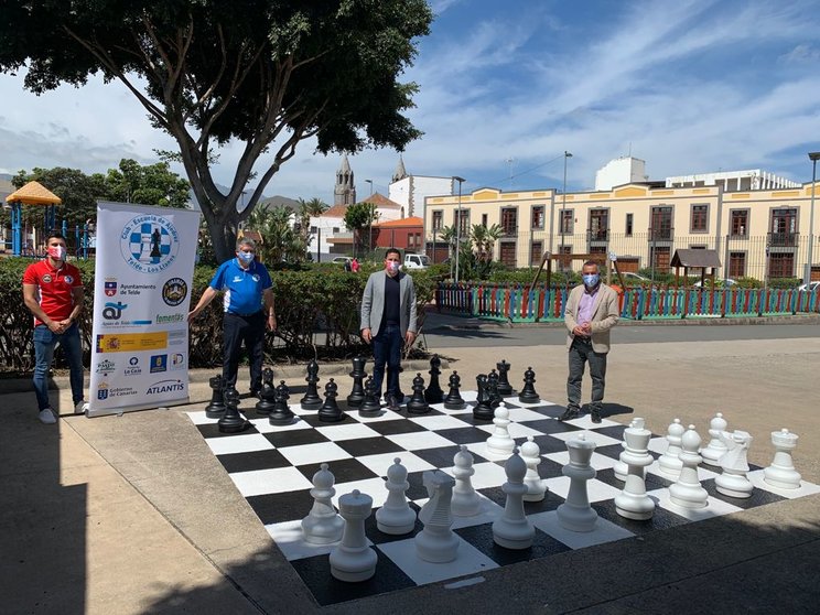 Tablero gigante de ajedrez en el parque de San Juan