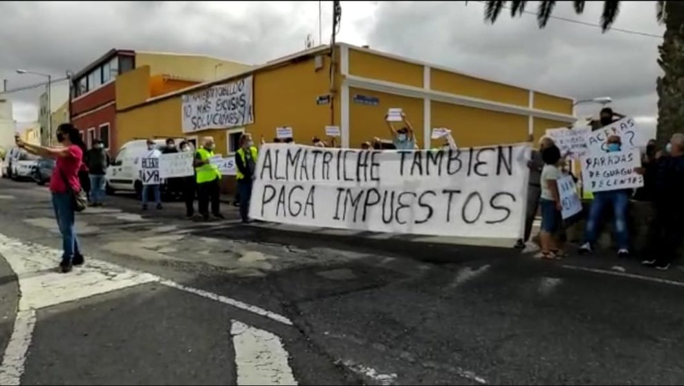 Los vecinos de Almatriche toman la calle para protestar por la falta de infraestructuras en el barrio