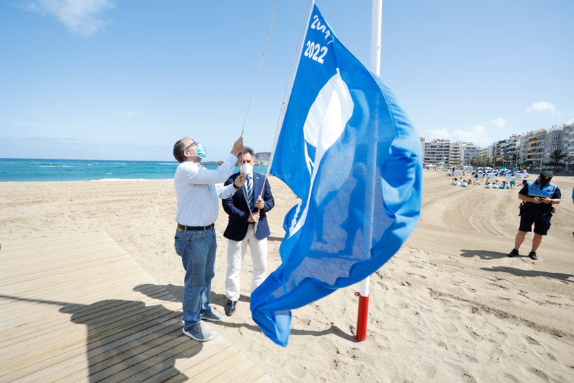 La playa de Las Canteras iza la Bandera Azul