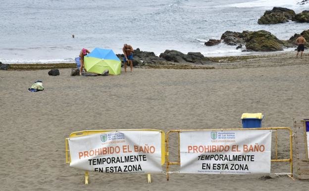 La playa de La Puntilla, en San Cristóbal, permanece cerrada por contaminación