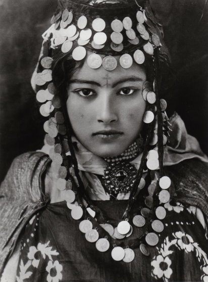 Mujer amazigh con pintura y ropa tradicional